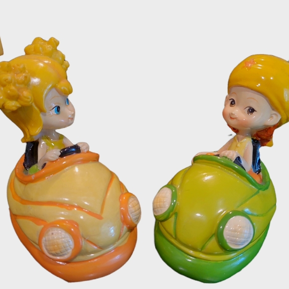 Polystone Tweeny Girl Bumper Car Derby Figurines With Flags Green and Yellow - Picture 2 of 3